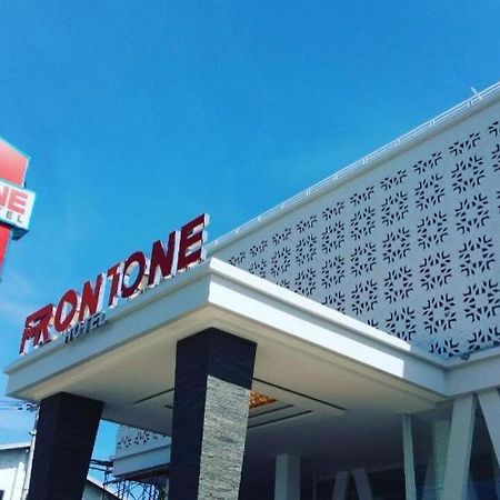 Front One Hotel Pamekasan Madura מראה חיצוני תמונה