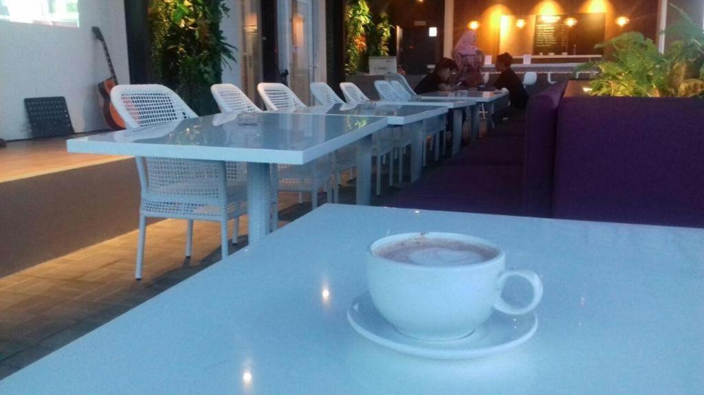 Front One Hotel Pamekasan Madura מראה חיצוני תמונה