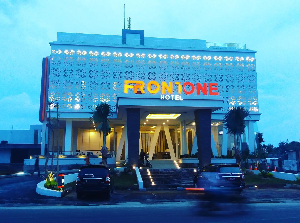 Front One Hotel Pamekasan Madura מראה חיצוני תמונה