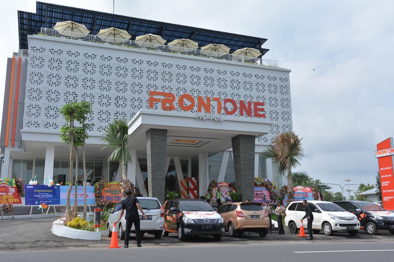 Front One Hotel Pamekasan Madura מראה חיצוני תמונה