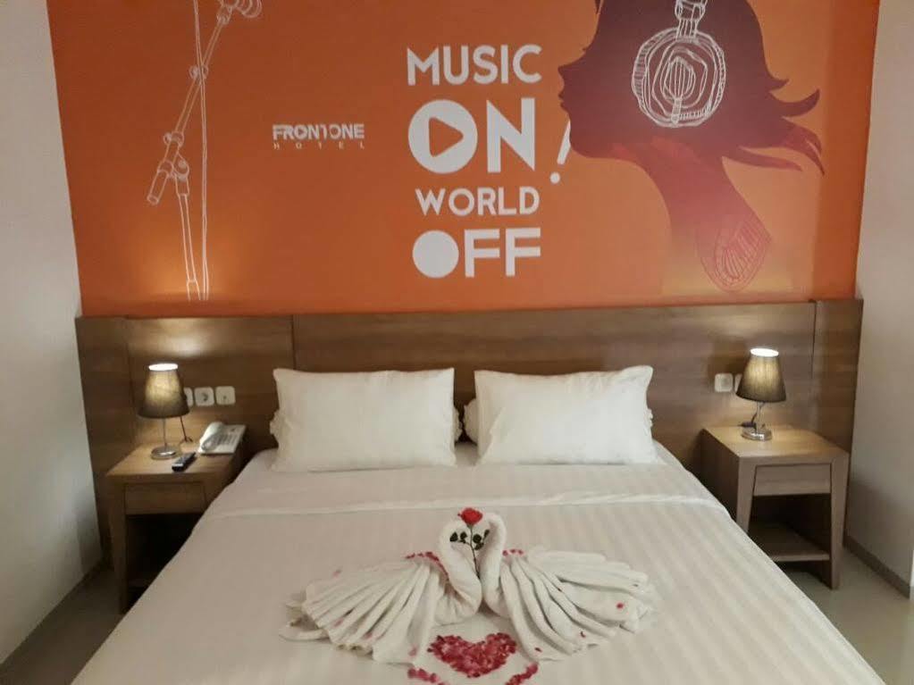 Front One Hotel Pamekasan Madura מראה חיצוני תמונה