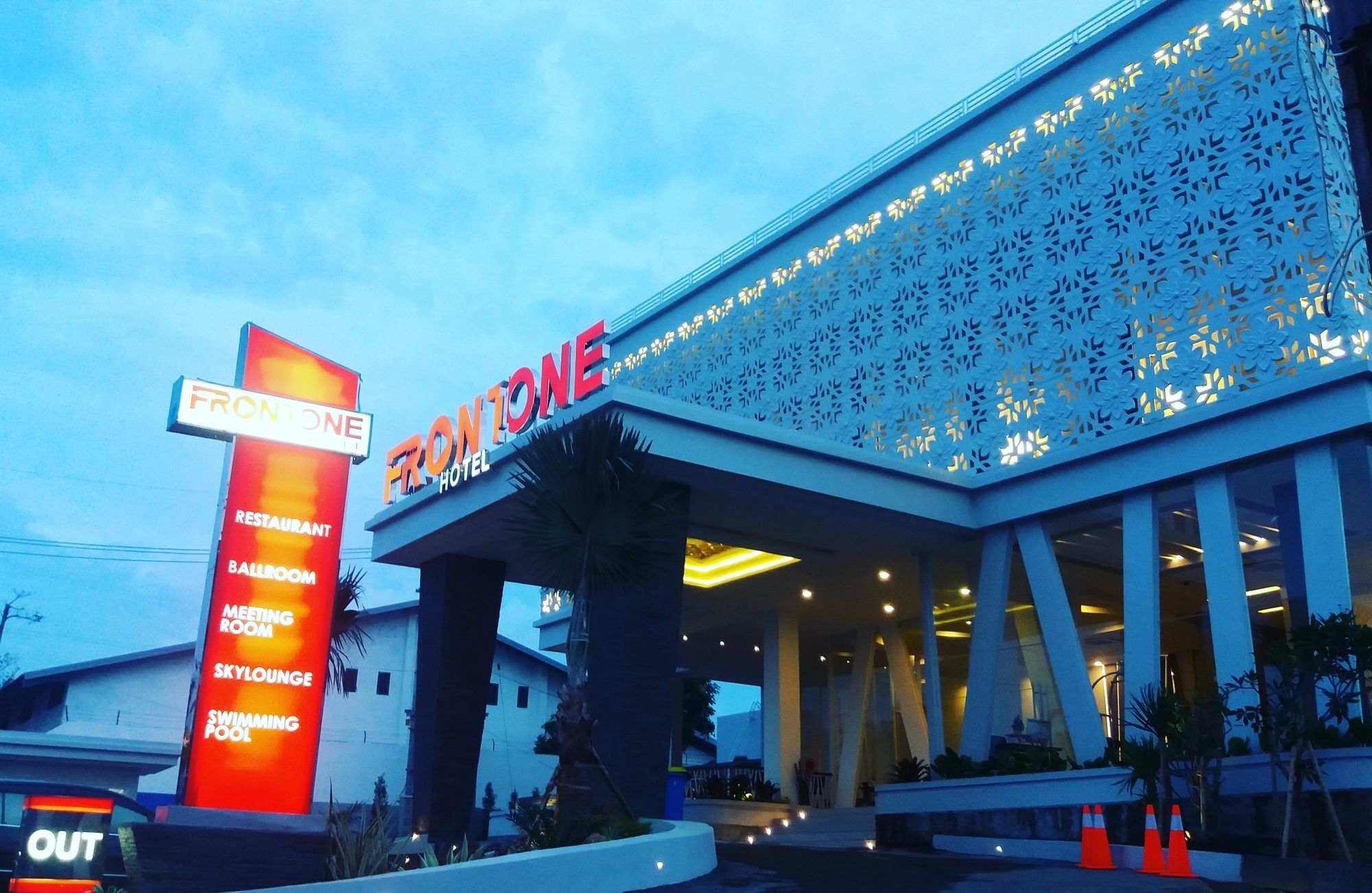 Front One Hotel Pamekasan Madura מראה חיצוני תמונה